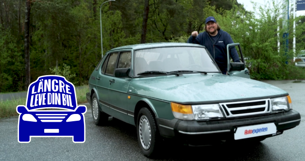 Saab 900 med en motorlampa som kommer och går