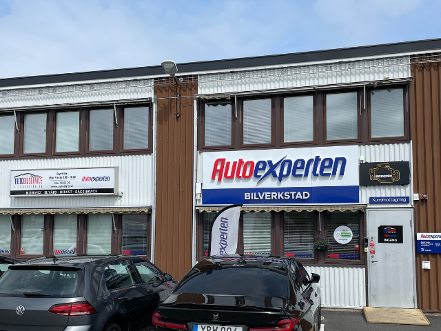 Bilden visar en fasaden på AutoBilservice i Jönköping fotograferad från parkeringen.