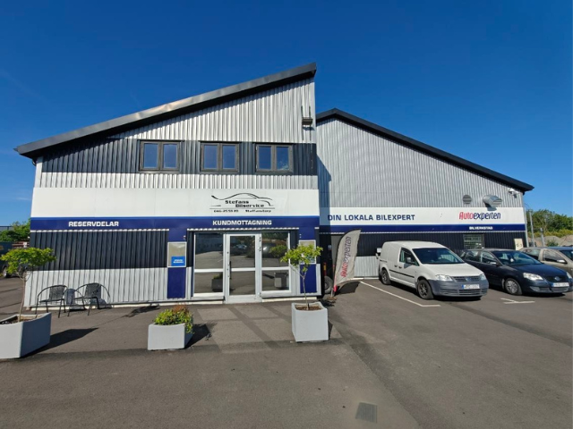 Bilden visar en fasadbil på Stefans Bilservice i Staffanstorp.