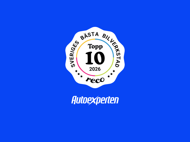 Illustration med utmärkelsen ‘Sveriges bästa bilverkstad – Topp 10 2026’ från Reco, med Autoexperten  logotyp på blå bakgrund.